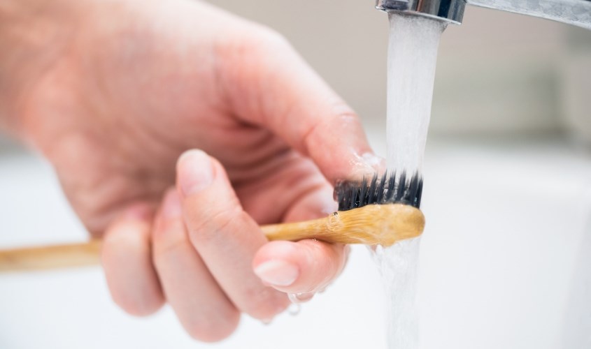 Vệ sinh bàn chải đánh răng thường xuyên để hạn chế sự hình thành của vi khuẩn