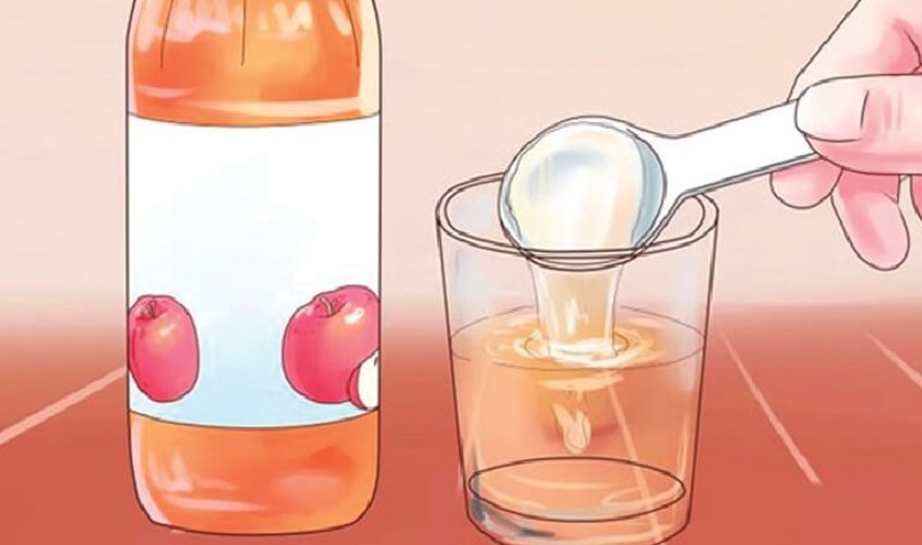 Ngâm bàn chải trong nước giấm pha loãng