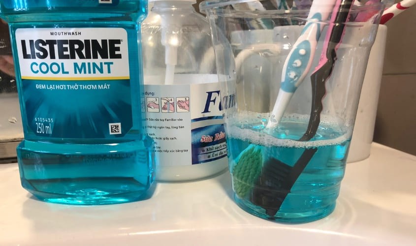 Ngâm bàn chải trong nước súc miệng