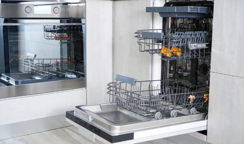 Vệ sinh bàn chải bằng máy rửa bát