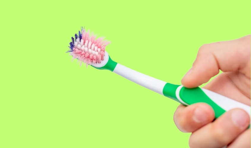 Bàn chải sẽ bị mòn nếu không thay sau khoảng 3 - 4 tháng sử dụng