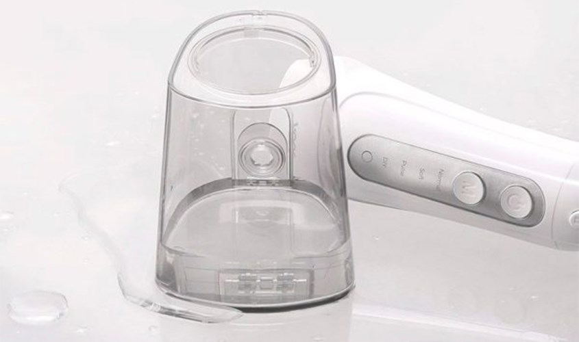 Bình đựng nước bị va đập khiến nước bị rò rỉ ra ngoài