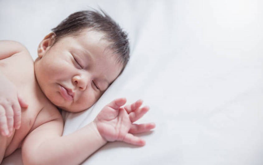 Trẻ có biểu hiện ngủ li bì và quấy khóc khi bilirubin làm tổn thương não - Nguồn: unplash