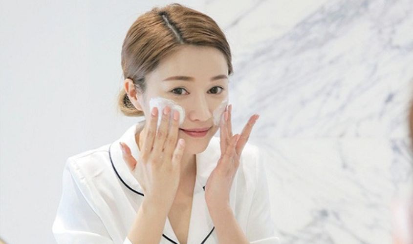 Cần kết hợp tẩy trang và rửa mặt 