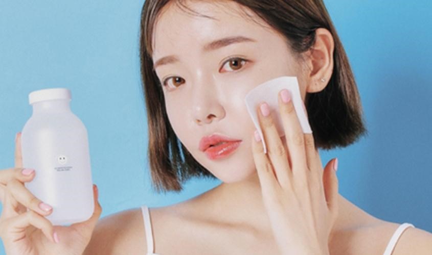 Dùng bông tẩy trang sai cách