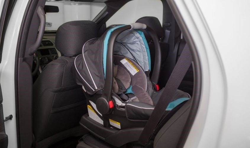 Không nên chèn thêm chăn gối vào ghế