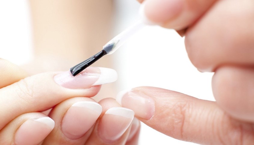 Mẹ bầu không nên sơn móng tay