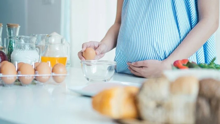 Mẹ bầu 3 tháng đầu nên ăn từ 3 - 4 quả trứng mỗi tuần