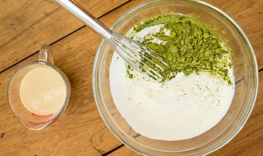 Sữa chua không đường kết hợp với bột trà xanh