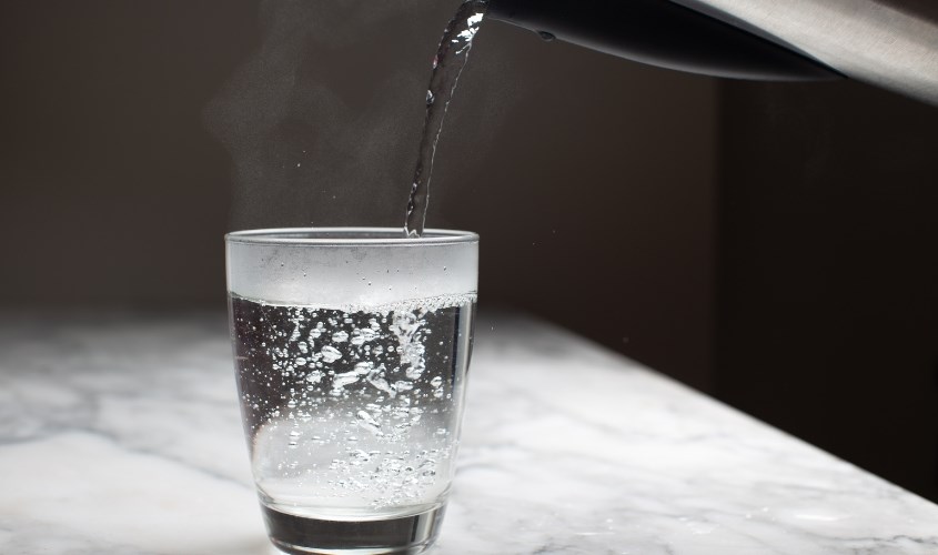 Nước ấm có thể thay thế nước tẩy trang Nước ấm có thể thay thế nước tẩy trang