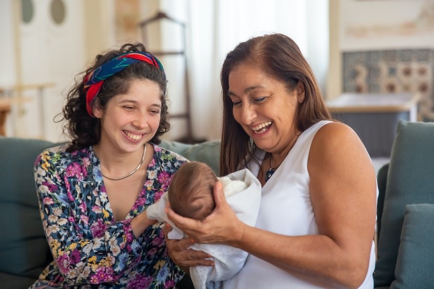 Thường xuyên nói chuyện và trò chuyện với bé. Nguồn ảnh: Pexels