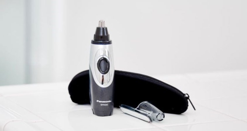 Đừng cắt tỉa quá nhiều, chỉ cần cắt bỏ các sợi lông bị lộ ra ngoài mũi thôi