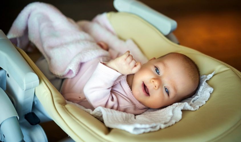 Ba mẹ nên chọn ghế thoáng, rộng một chút cho bé