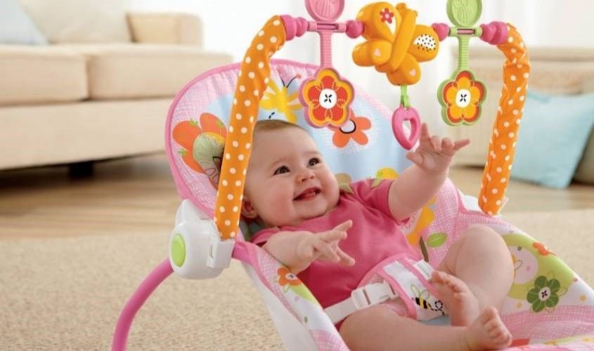 Cài dây an toàn cho bé không nên quá lỏng hoặc quá chặt