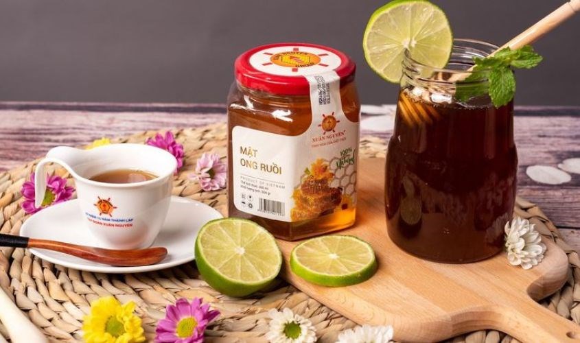 Bạn nên uống mật ong ruồi nguyên chất Xuân Nguyên với nước ấm từ 40 - 50 độ C là tốt nhất