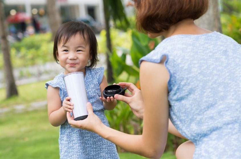 Bổ sung năng lượng cho bé với nước dừa Khi nào trẻ sơ sinh nên uống nước dừa