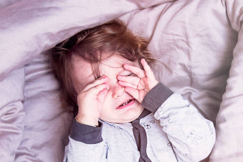Trẻ mất ngủ vào ban đêm - Nguồn: istock