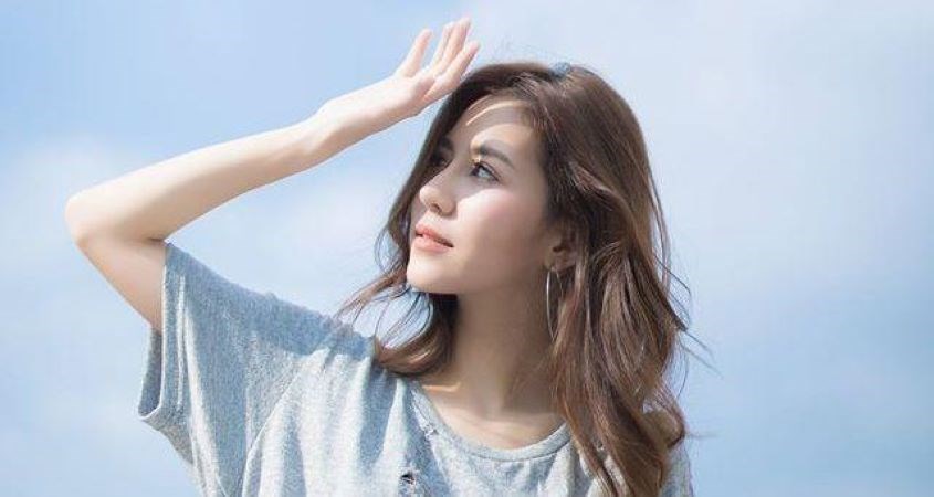 Tiếp xúc nhiều với ánh nắng mặt trời là nguyên nhân làm da không đều màu