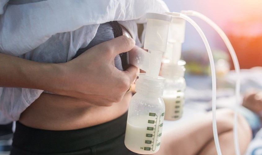 Hút sữa mẹ mang đến nhiều lợi ích cho cả mẹ và bé 