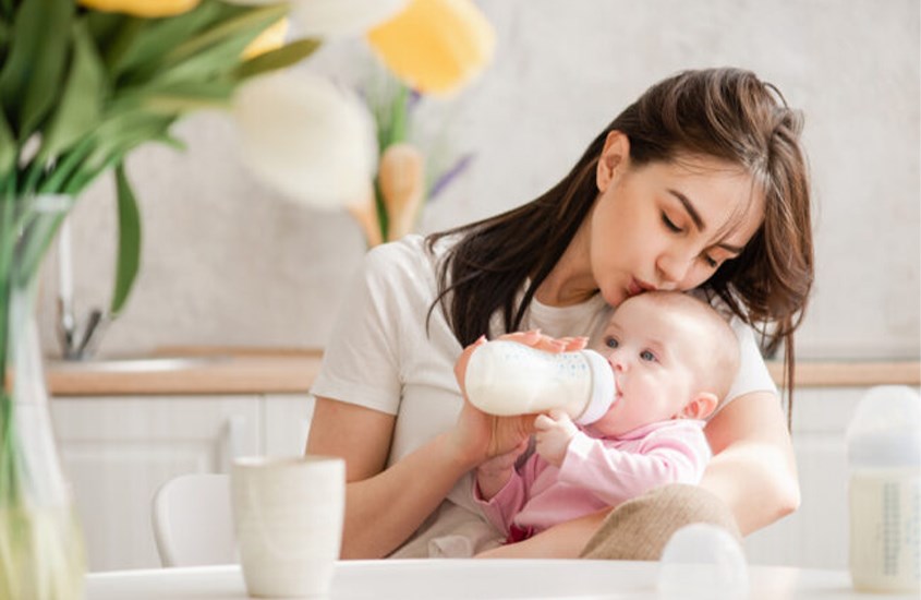 Hút sữa cho bé bú bình giúp bé nhận được cả sữa đầu và sữa cuối