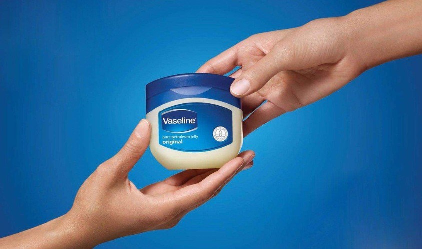 Ngoài có công dụng dưỡng da, sáp dưỡng ẩm còn có thể làm mờ vết xước kính râm