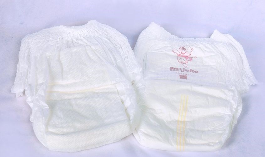 Bỉm Mijuku hạn chế tối đa các họa tiết, chỉ có logo thương hiệu ở mặt phía ngoài