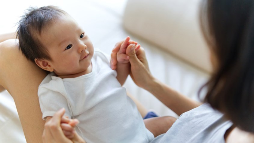 Cha mẹ cần chú ý theo dõi sức khỏe của trẻ sơ sinh vì chúng dễ bị bệnh. Nguồn: Theasianparent
