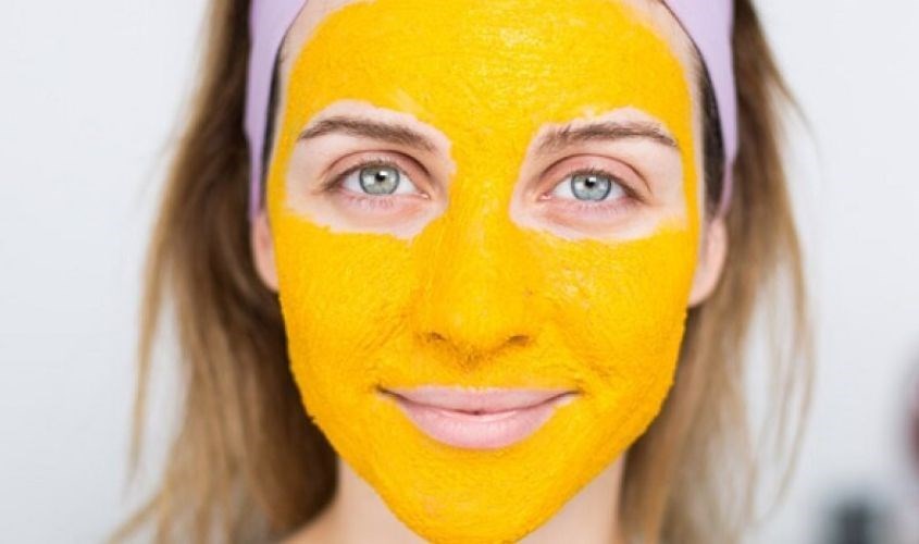 Đắp mặt nạ tinh bột nghệ và bột đậu xanh giúp hạn chế lông trên mặt thay vì cạo, nhổ