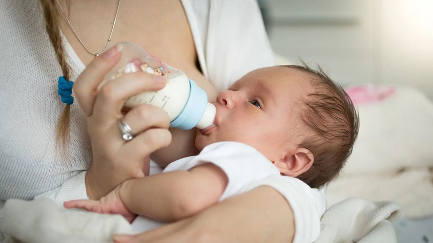 Mẹ cần duy trì cho trẻ bú thường xuyên theo nhu cầu của từng trẻ. Nguồn: Rgj