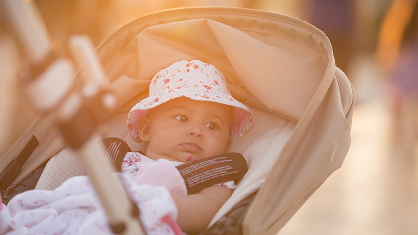 Bạn có thể đưa trẻ 6 tuần tuổi ra ngoài nhiều hơn để tăng tương tác xã hội cho trẻ. Nguồn: Jojomamanbebe