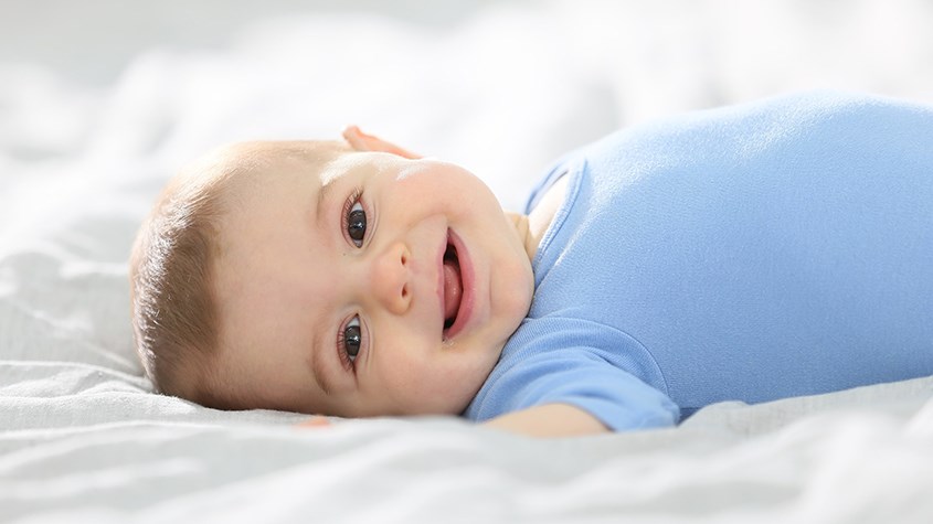 Trẻ 6 tuần tuổi có thể nở nụ cười xã giao đầu tiên. Nguồn: CSTY