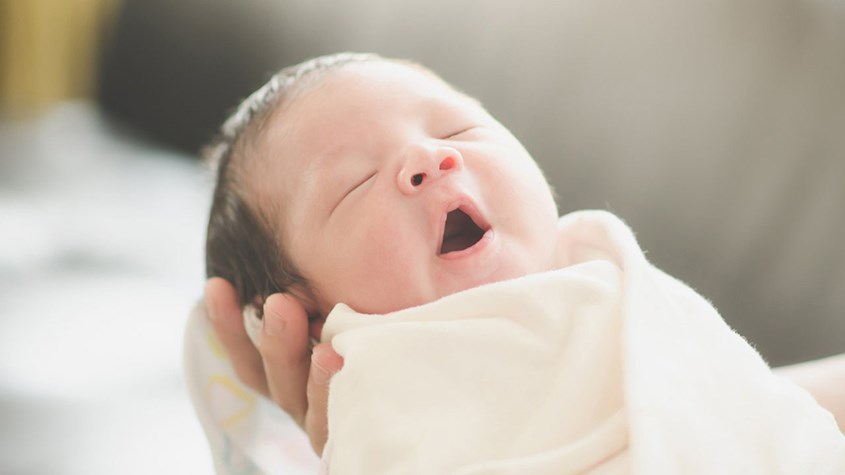 Trẻ 5 tuần tuổi sẽ có nhiều thay đổi về thể chất và khả năng nhận thức. Nguồn: Docosan