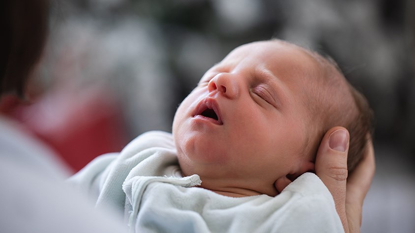 Bố mẹ cần quan tâm đến sức khỏe và sự an toàn của trẻ để đảm bảo chúng phát triển khỏe mạnh. Nguồn: Freepik