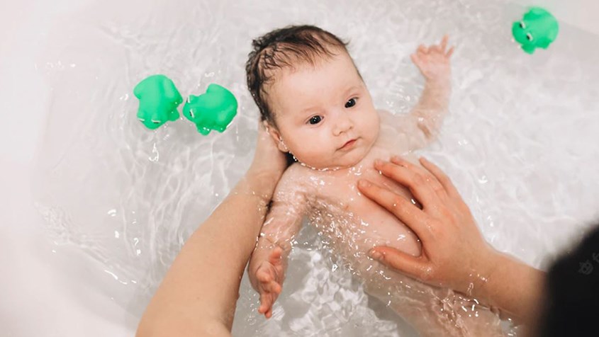 Các phản xạ sơ sinh của trẻ sẽ giảm dần khi chúng được 5 tuần tuổi. Nguồn: Freepik