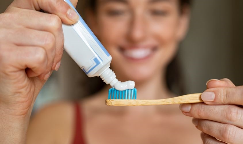 Để tránh kích ứng không nên lạm dụng kem đánh răng.