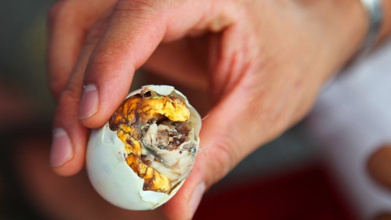 Trứng gà lộn, vịt lộn cung cấp nhiều dinh dưỡng cho người bệnh cúm