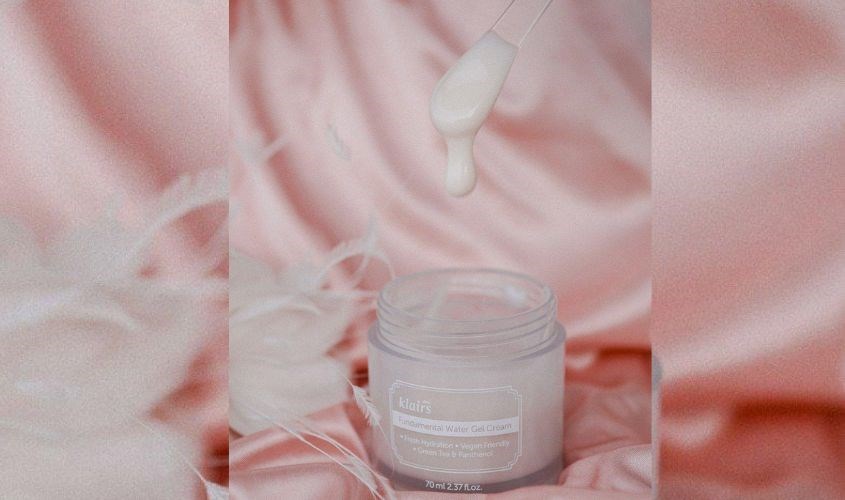 Klairs Fundamental Water Gel Cream có kết cấu lai giữa dạng gel và dạng kem