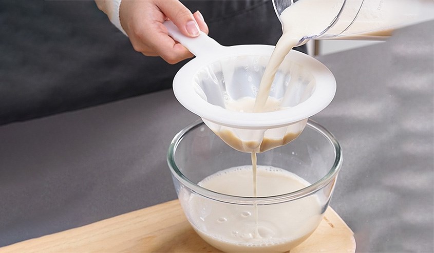 Để tránh trường hợp uống bị lợn cợn thì bạn nên lọc trước khi uống.