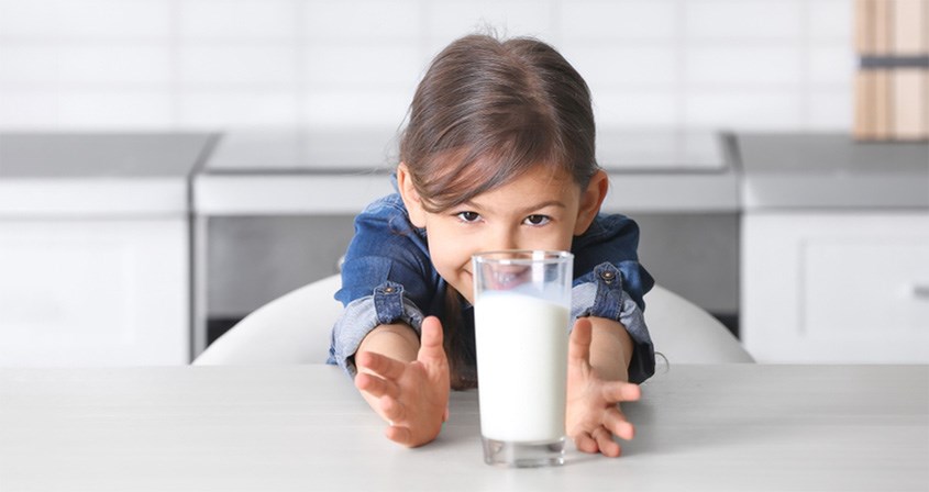 Trẻ nhỏ uống sữa hạt điều là rất tốt