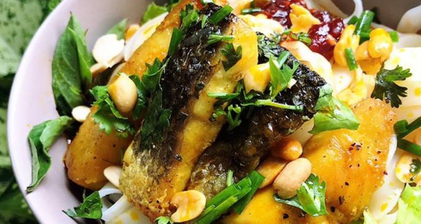 Bột nghệ dùng để tạo màu cho mì quảng