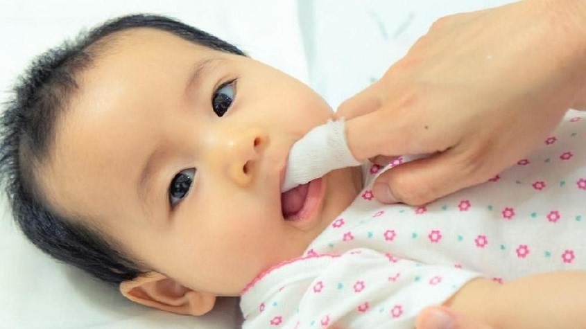 Nên rơ lưỡi cho bé một ngày mấy lần thì tốt? Cần lưu ý những gì?