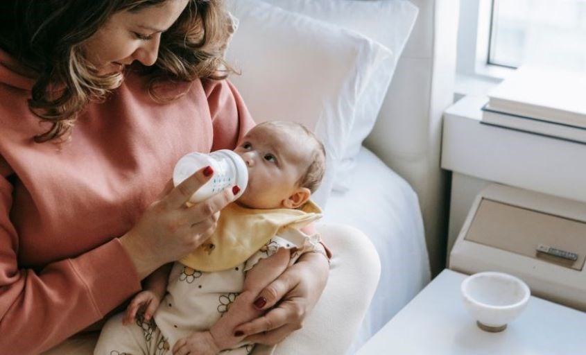 Cho bé bú đúng cách