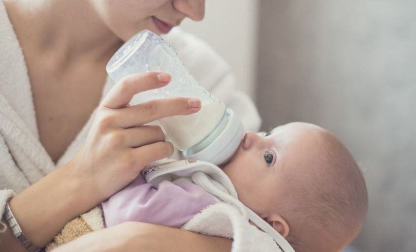 Do quá trình bé bú bình