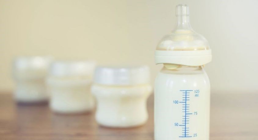 Để sữa bên ngoài quá lâu gây mất chất