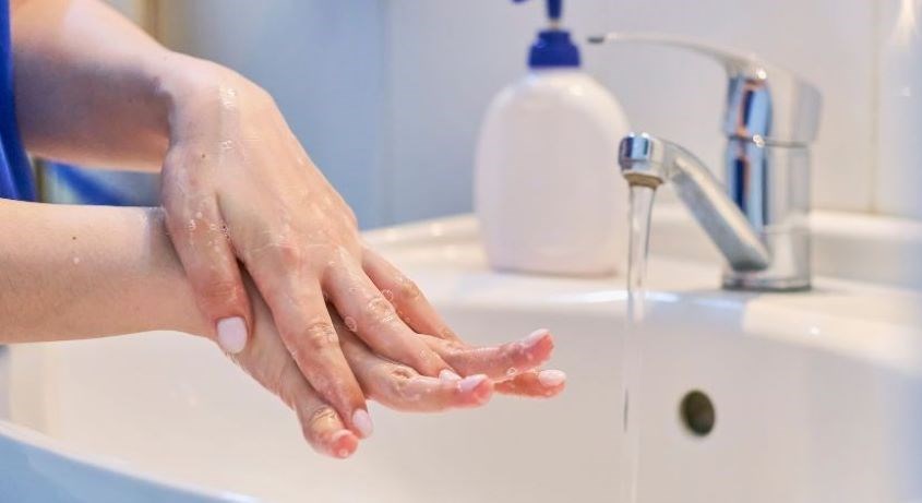 Rửa sạch tay trước khi pha sữa