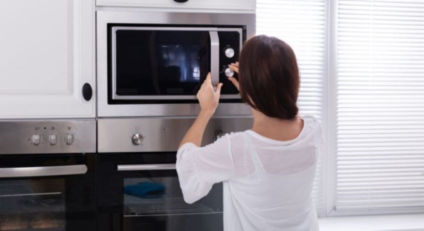 Tránh hâm nóng sữa bằng lò vi sóng