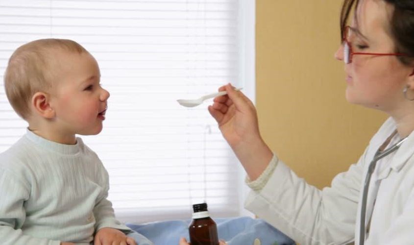 Cho bé uống bằng muỗng