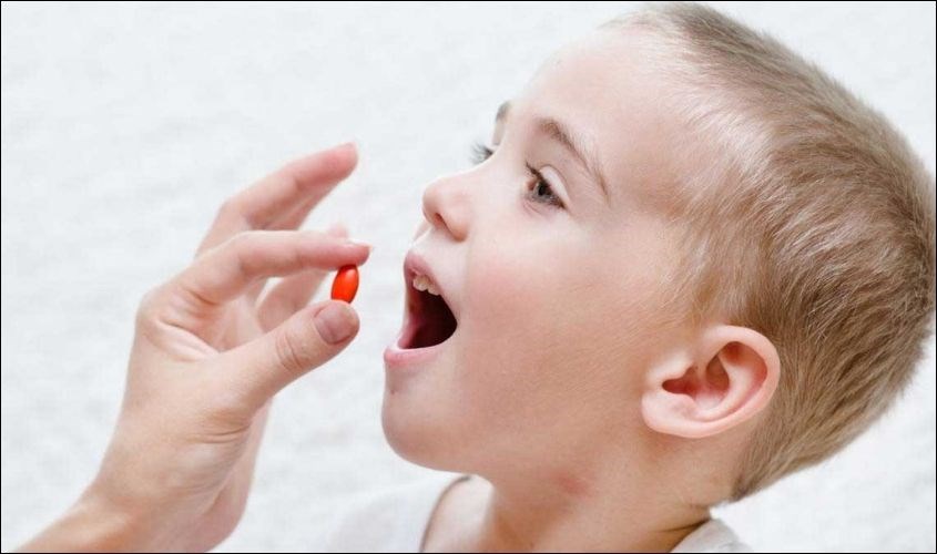 Có nên pha thuốc với sữa, nước ngọt cho bé uống?