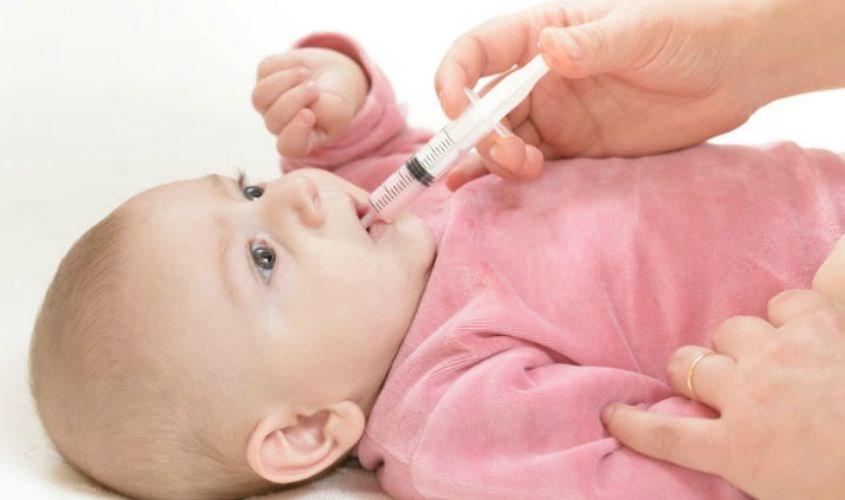 Cho bé uống bằng xilanh