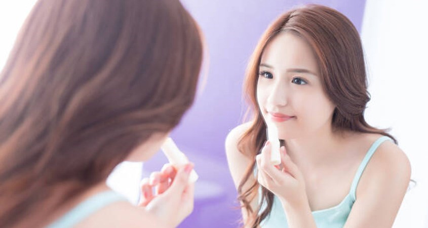 Thoa son dưỡng để có được làn môi hồng xinh